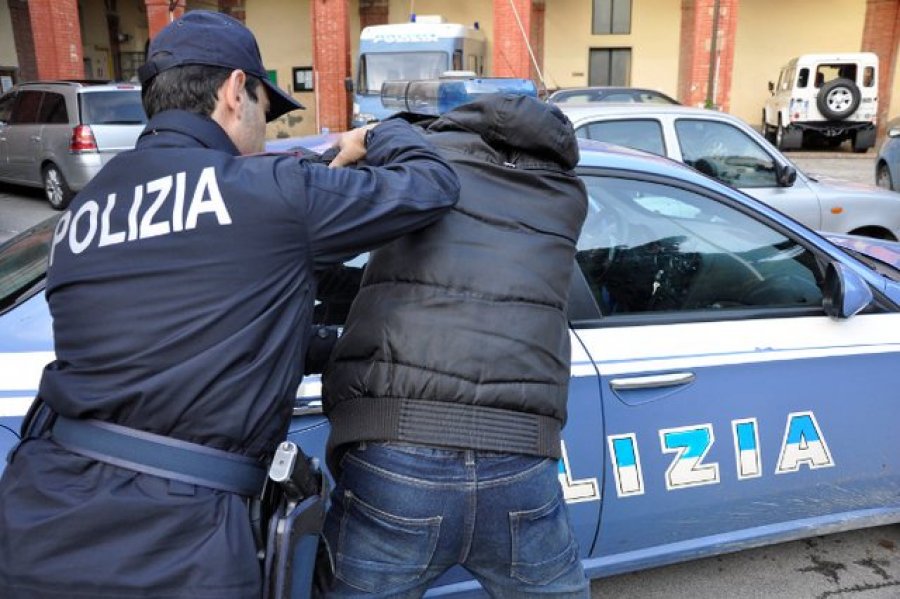 I doli përpara për të mbrojtur nënën, 22-vjeçari përleshet me të atin/ Arrestohet shqiptari në Itali